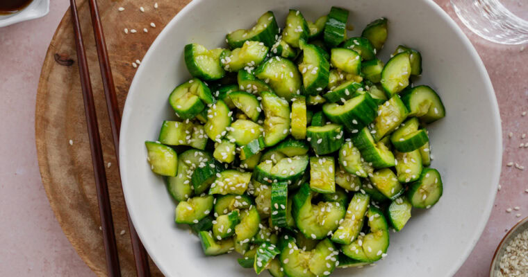 Chinesischer Gurkensalat mit Sojasauce und Sesam