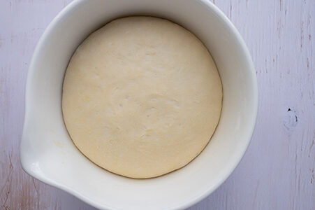 Der aufgegangene Hefeteig in einer Schüssel.