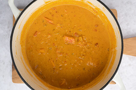 Das fertige Curry ist in einem Topf.