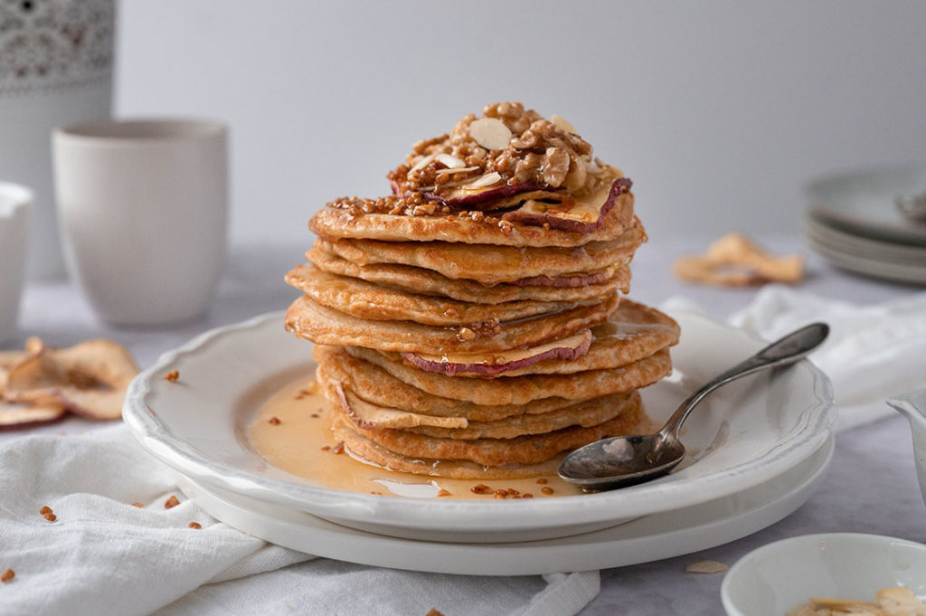 Ein Teller mit Apfelmus Pancakes.