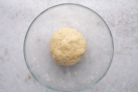 Der Teig ist zu einer Kugel geformt worden.
