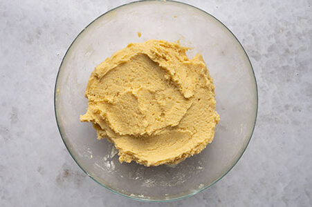 Der Teig ist in einer Schüssel