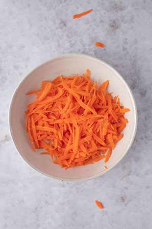 Die geraspelten Karotten in einer Schale.