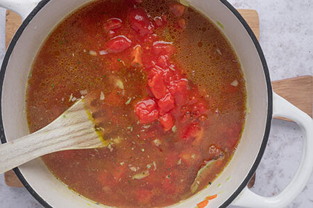 Die Suppe wurde mit den Tomaten und der Gemüsebrühe aufgefüllt.