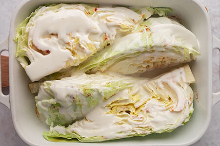 Die Sahne wird über den gegarten Kohl gegossen.