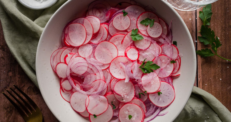 Radieschensalat mit Essig und Öl