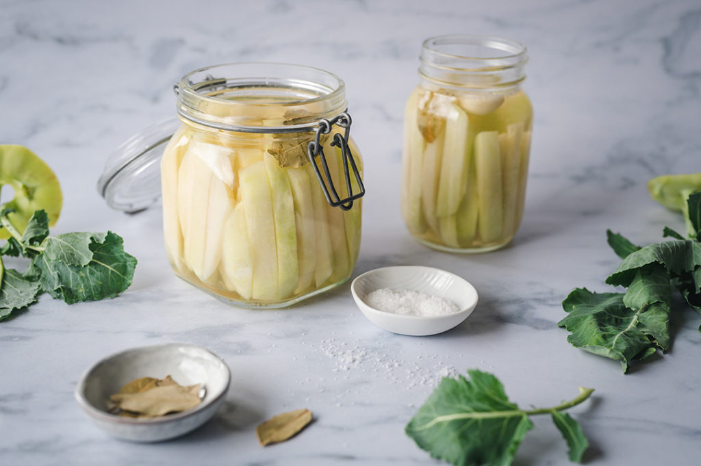 Zwei Gläser mit eingelegtem Kohlrabi.