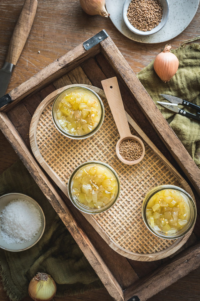 Drei Gläser mit Gurken Relish stehen auf dem Tisch.