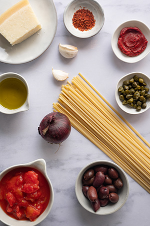 Die Zutaten für die Pasta alla Puttanesca ohne Sardellen.