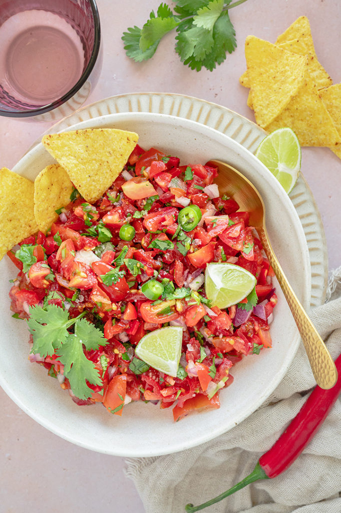 Ein Teller mit Pico de Gallo steht auf dem Tisch.
