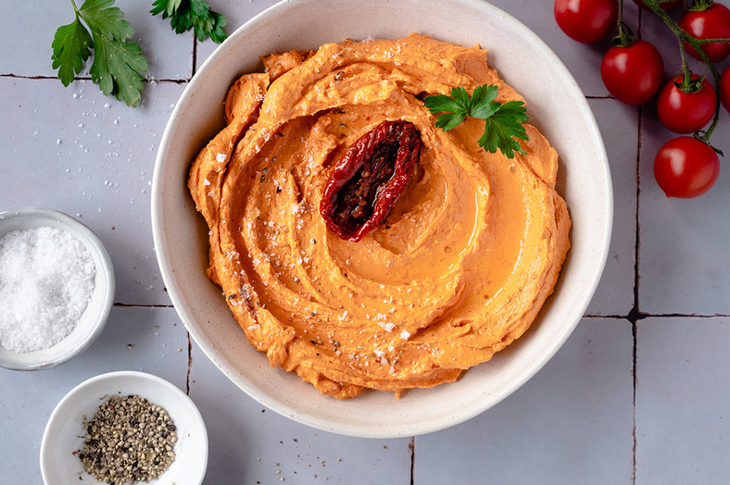 Eine große Schüssel mit Tomatenbutter steht auf einem Tisch.