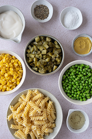 Die Zutaten für den vegetarischen Nudelsalat.