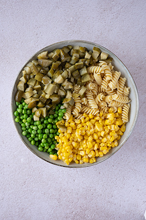 Die Zutaten für den Salat sind zusammen in einer Schüssel.