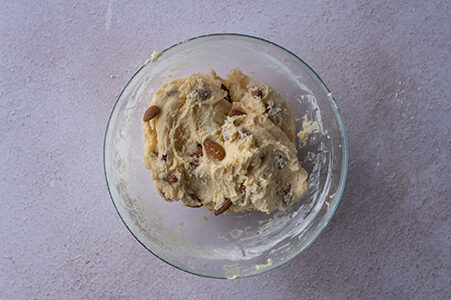 Die Mandeln wurden mit den Händen unter den Teig gemischt.