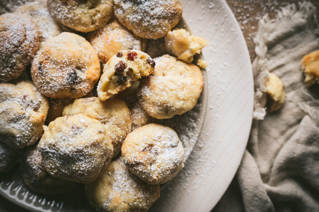 Ein Teller voller Stollenkonfekt steht auf einem Tisch.