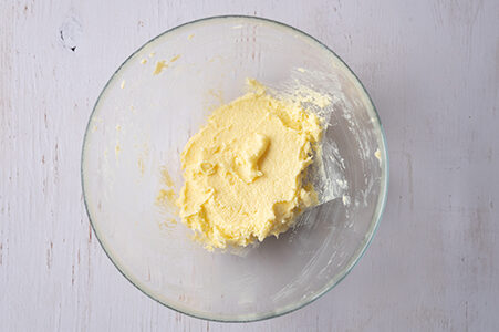 Butter und Zucker wurden in einer Schüssel verrührt.