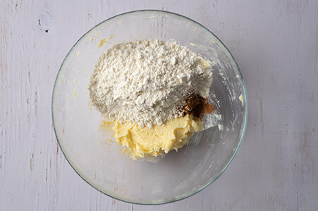 Das Mehl und das Lebkuchengewürz wurden ebenfalls in die Schüssel gegeben.