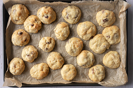 Das fertig gebackene Konfekt auf einem Backblech.