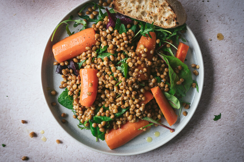 Ein Teller mit vegetarischem Linsensalat