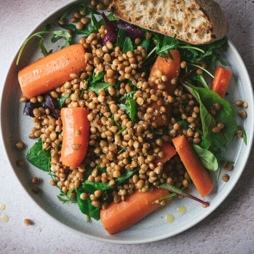 Ein Teller mit vegetarischem Linsensalat