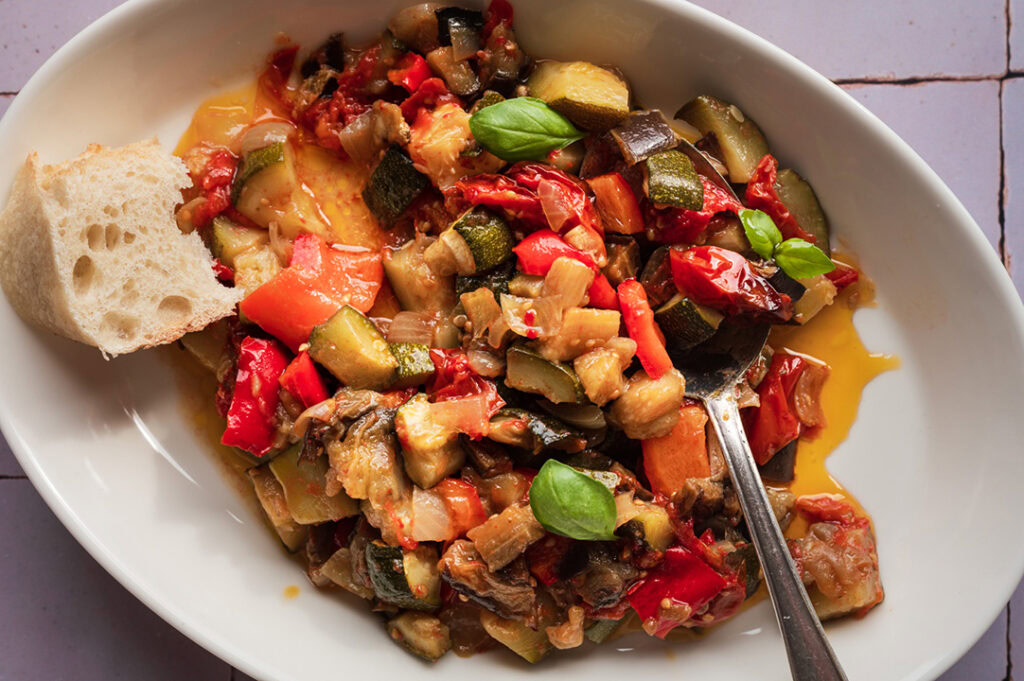 Eine große Portion Ratatouille aus dem Ofen auf einer Servierplatte