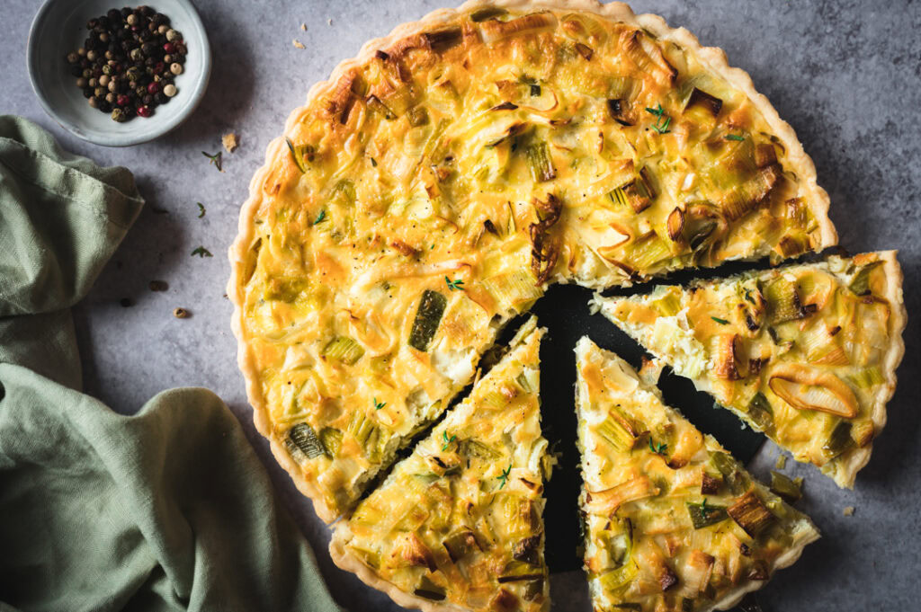 Eine vegetarische Lauch Quiche wird serviert.