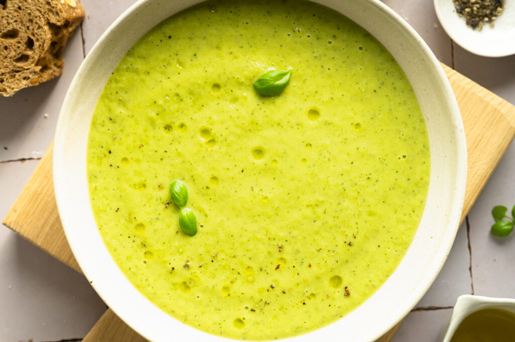 Eine große Schüssel mit Zucchini Suppe.