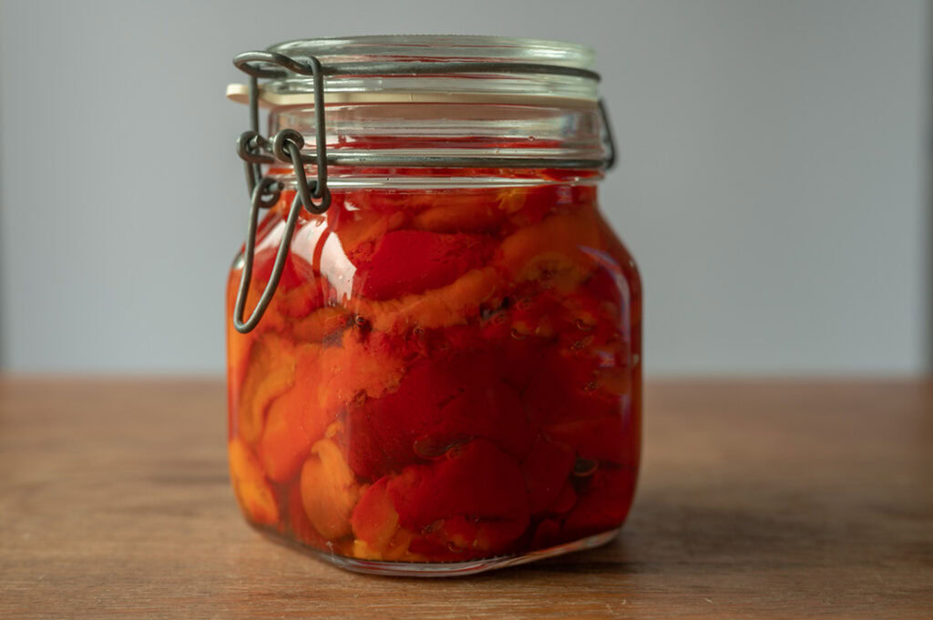 Ein Glas mit eingelegter Paprika.