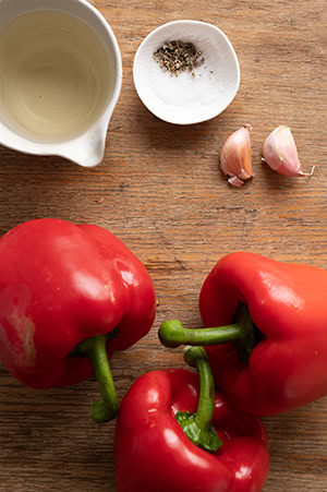 Die Zutaten für die eingelegte Paprika.