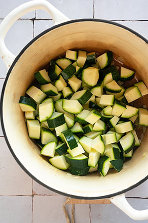 Die Zucchini wird im Topf angeschwitzt.