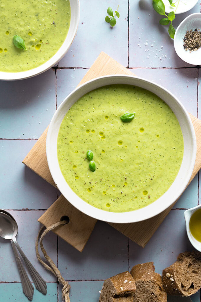 Die Suppe steht auf dem Tisch.