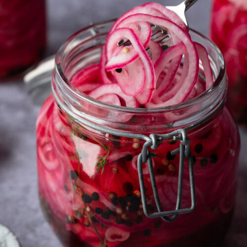 Eingelegte Rote Zwiebeln im Glas