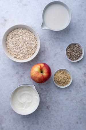 Die Zutaten für das Bircher Müsli.