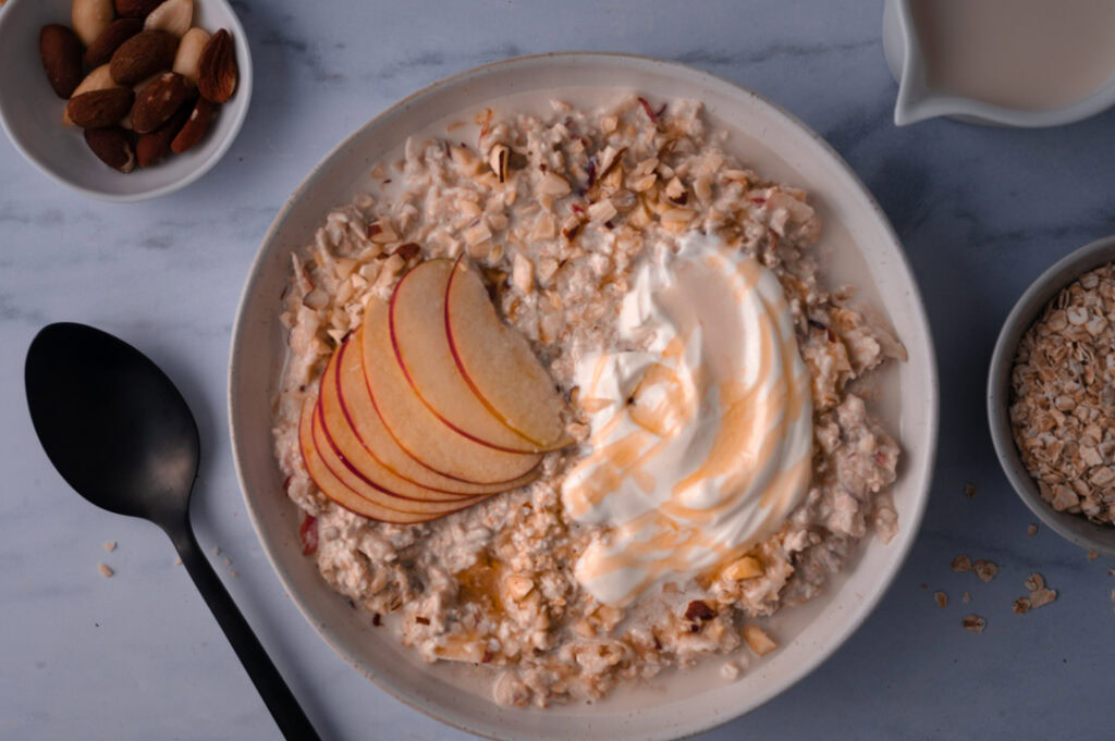 Eine Schüssel mit Bircher Müsli wird serviert.