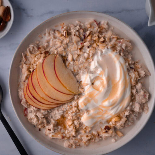 Eine Schüssel mit Bircher Müsli wird serviert.