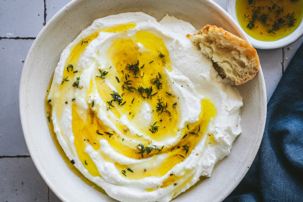 Eine Schüssel mit cremigen Feta Dip mit Thymian.
