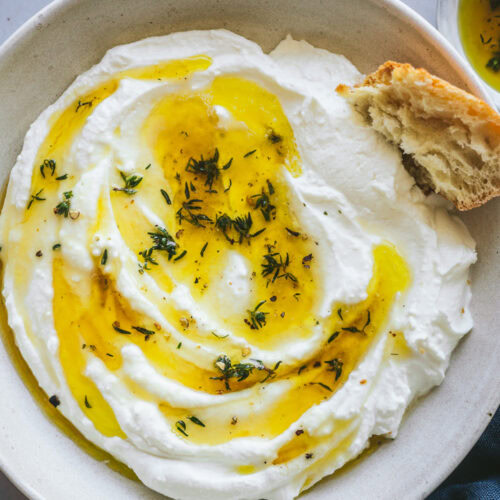 Eine Schüssel mit cremigen Feta Dip mit Thymian.