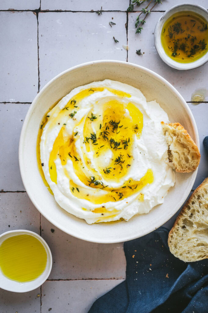 Eine große Schüssel mit Feta Dip steht auf dem Tisch.