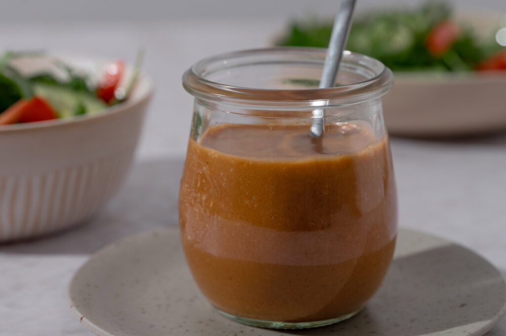 Das Dressing wird serviert.