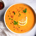 Die mediterrane rote Linsensuppe wird serviert.