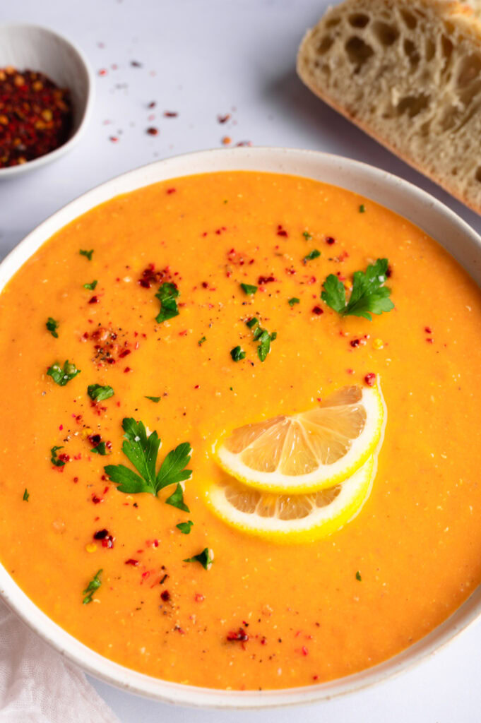 Zwei Teller der mediterranen Suppe