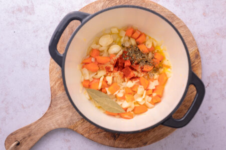 Die Gewürze werden ebenfalls in den Topf gegeben.