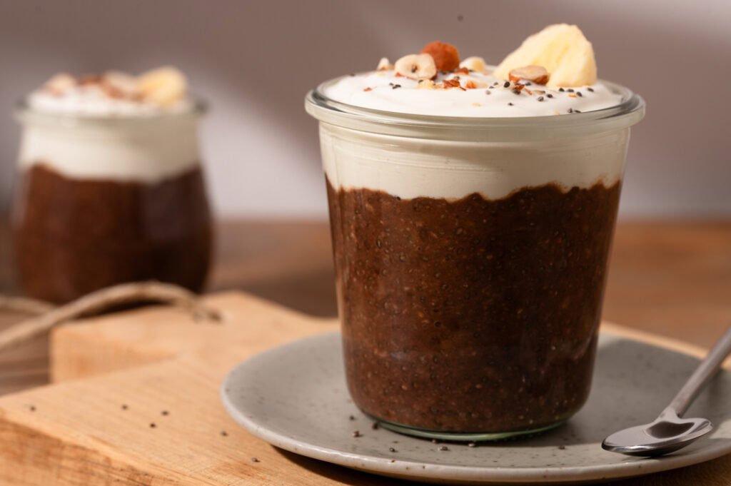 Zwei Gläser mit Chiapudding stehen auf einem Tisch.