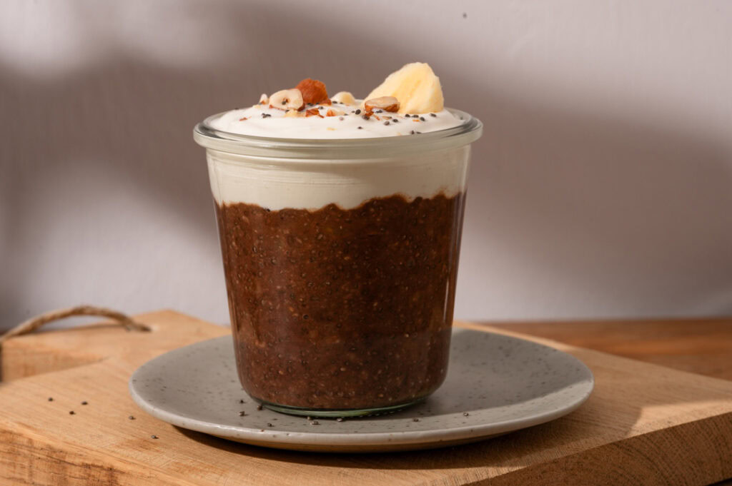 Ein Glas mit Schoko Chiapudding steht auf einem Tisch