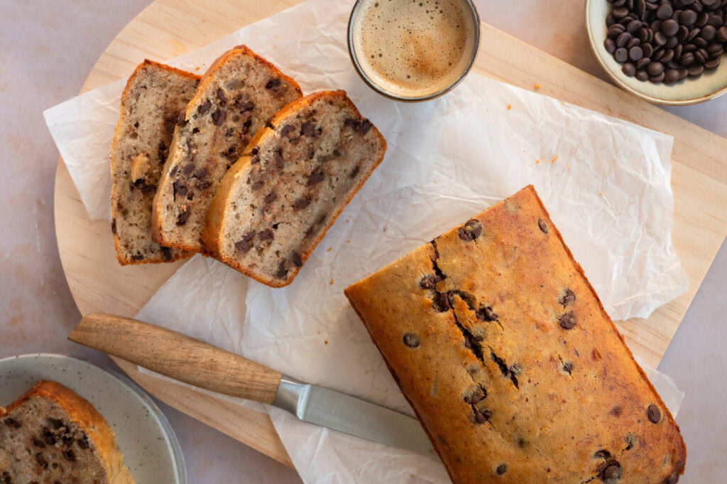 Das Bananenbrot wird aufgeschnitten.