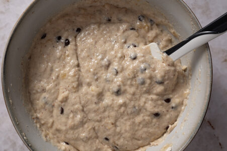 Der Teig wird mit einem Teigschaber vermengt.