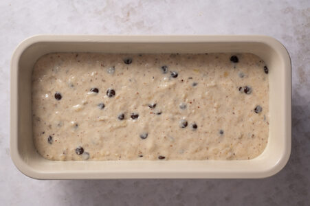 Der Teig ist in eine Kastenform gegossen werden.