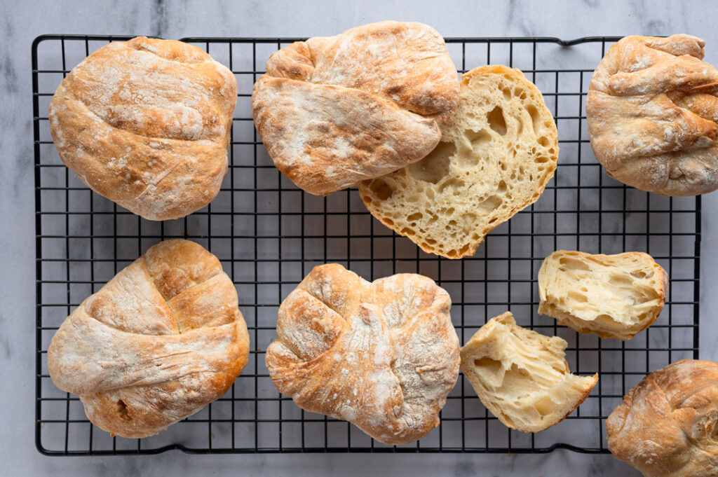 Die selbst gebackenen Brötchen aus der Heißluftfritteuse liegen auf einem Abkühlgitter.
