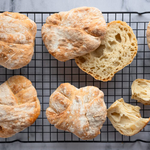 Die selbst gebackenen Brötchen aus der Heißluftfritteuse liegen auf einem Abkühlgitter.