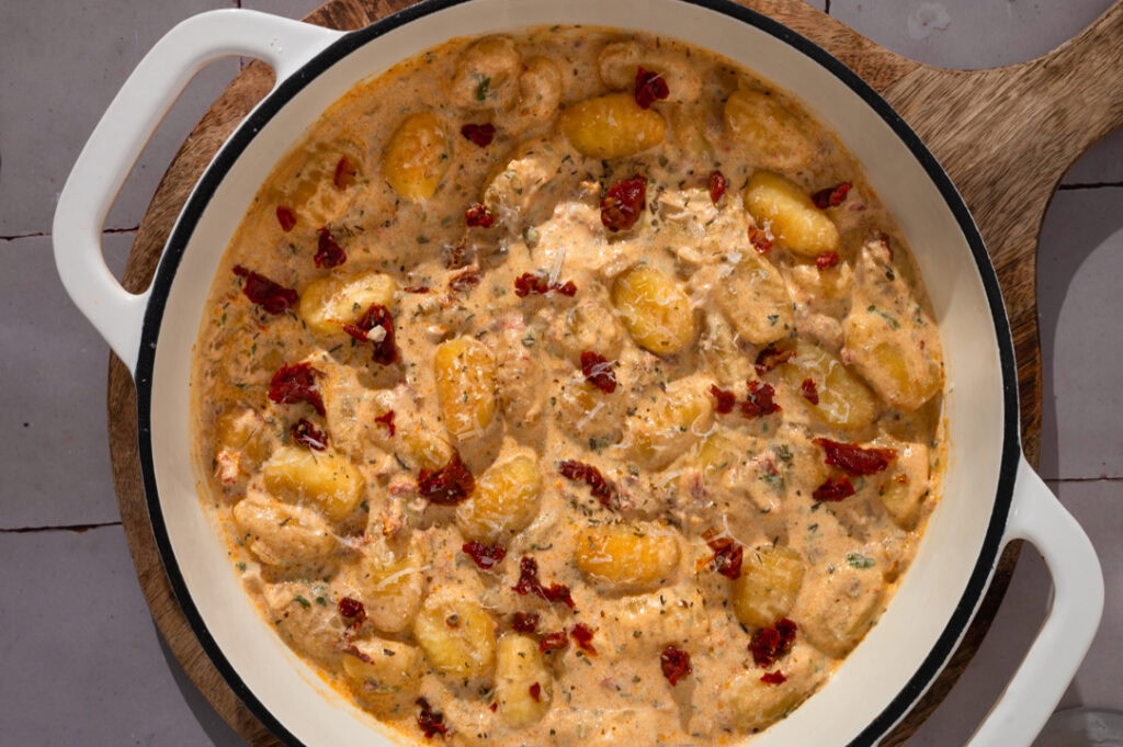 Gnocchi-Pfanne mit Sahne und getrockneten Tomaten.
